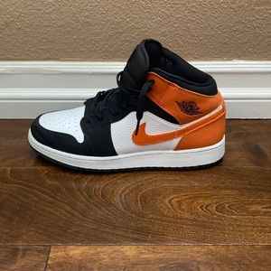 Air Jordan 1 Mid ‘shattered backboard’